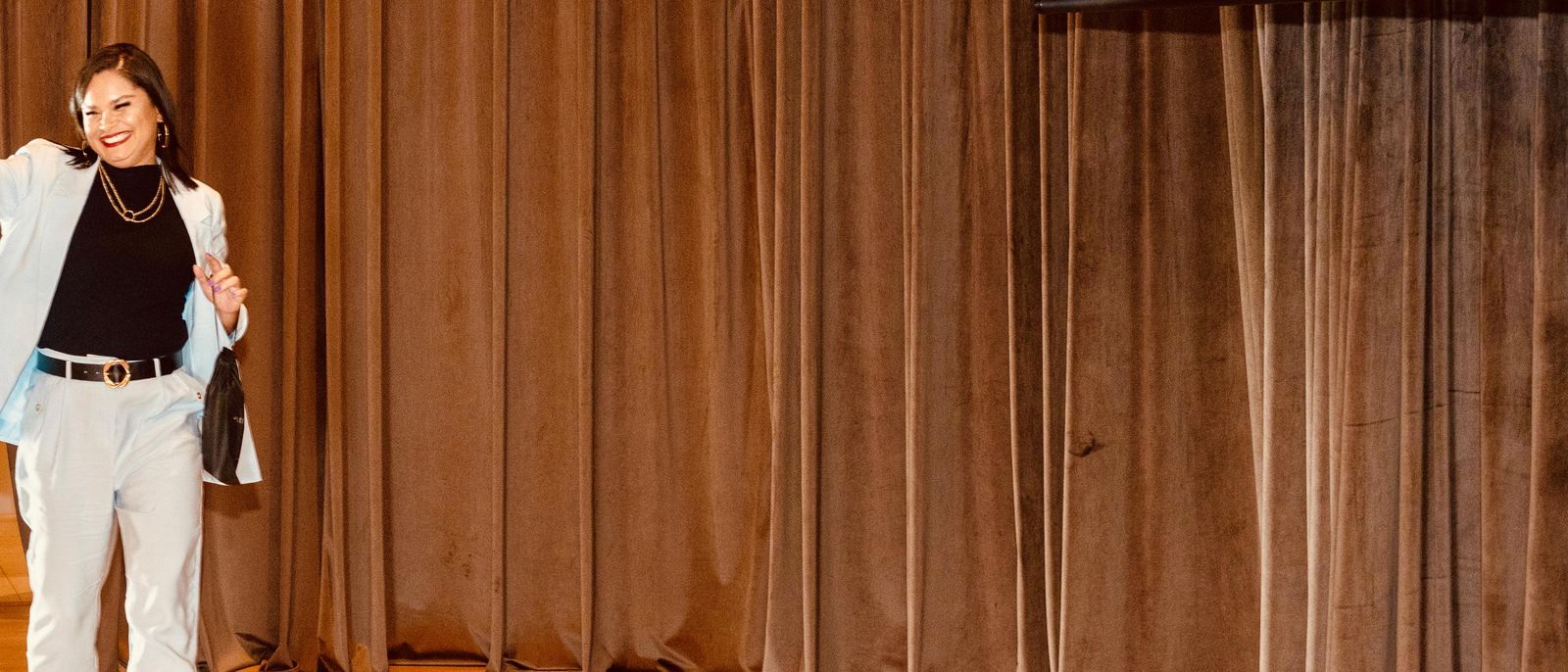 Ingrid Corrêa entrando no palco de um evento